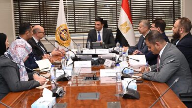 وزير الصناعة خلال اجتماعه بممثلي مجموعة سان جوبان مصر