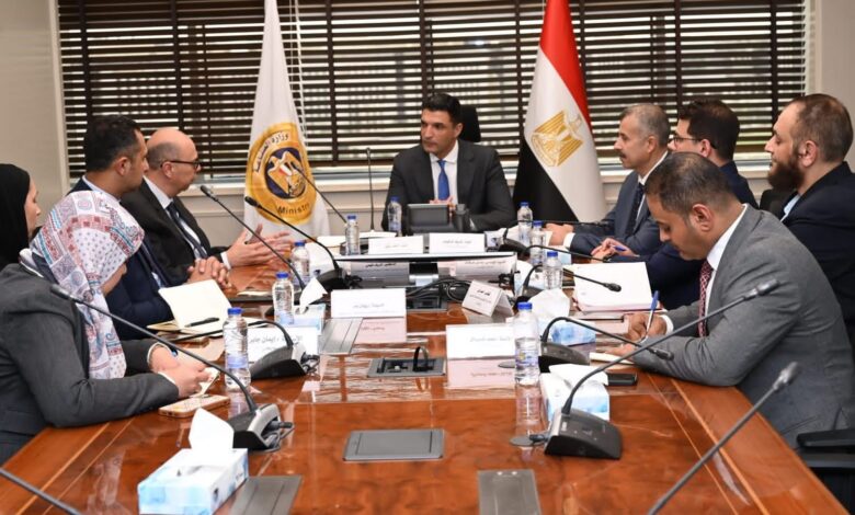 وزير الصناعة خلال اجتماعه بممثلي مجموعة سان جوبان مصر