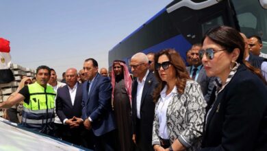 رئيس الوزراء خلال تفقده خط سكة حديد بئر العبد / رأس النقب