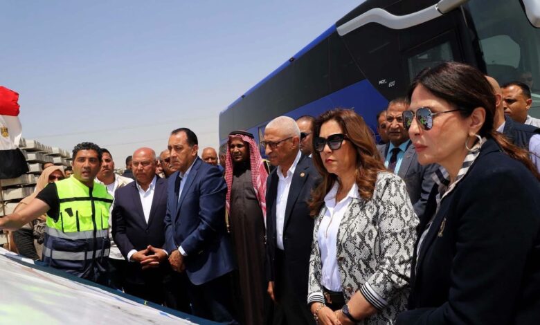 رئيس الوزراء خلال تفقده خط سكة حديد بئر العبد / رأس النقب