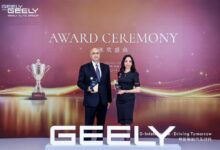 نهي المليجي، مدير عام علامة لينك أند كو مصر، خلال تسلم جائزة أفضل مدير عام حول العالم