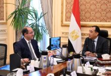 لقاء رئيس الوزراء مع وزير المالية لبحث التحول الحكومي نحو السيارات الكهربائية