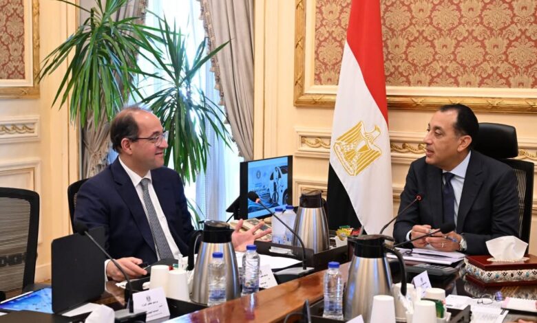 لقاء رئيس الوزراء مع وزير المالية لبحث التحول الحكومي نحو السيارات الكهربائية