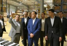 رئيس الوزراء ووزير الصناعة خلال زيارة مصنع بويزن مصر للشكمانات
