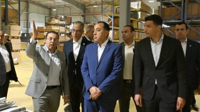 رئيس الوزراء ووزير الصناعة خلال زيارة مصنع بويزن مصر للشكمانات