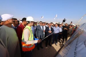 وزير النقل خلال تفقد محطات الخط الثاني من القطار الكهربائي السريع