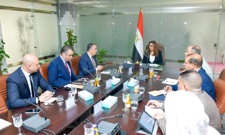 اجتماع وزير التنمية المحلية، الدكتورة منال عوض لتوطين منظومة النقل الجماعي