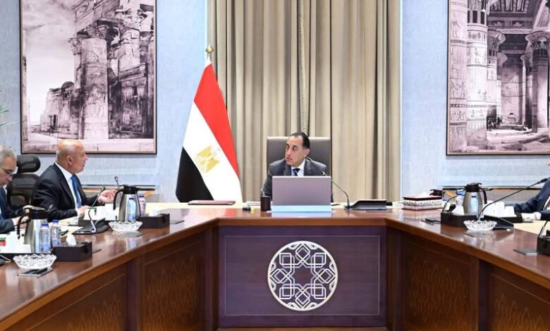 الدكتور مصطفى مدبولي، رئيس الوزراء خلال اجتماعه مع الفريق مهندس كامل الوزير، وزير النقل لمتابعة تنفيذ مشروعات الطرق في مصر