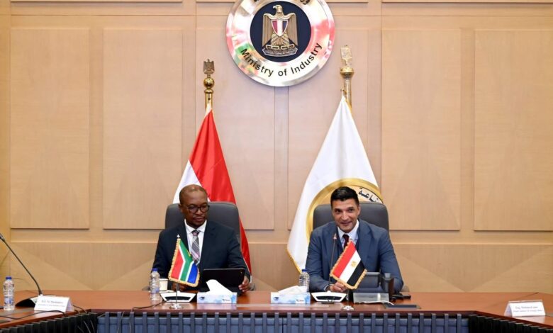 لقاء وزير الصناعة، المهندس خالد هاشم، ونظيره الجنوب أفريقي