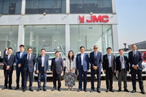 وفد مجموعة JMCG الصينية خلال زيارة شركة توزيع وسائل النقل في مصر