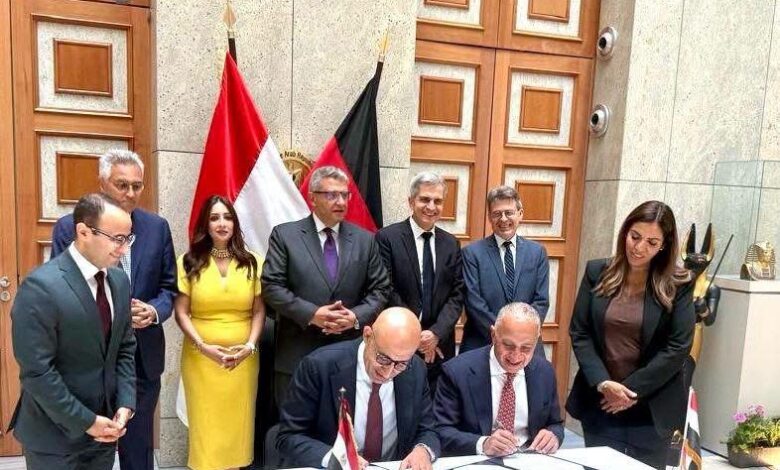 وزير التربية والتعليم خلال توقيه بروتوكول إنشاء 8 مدارس تطبيقية بالتعاون مع مؤسسة السويدي إلكتريك