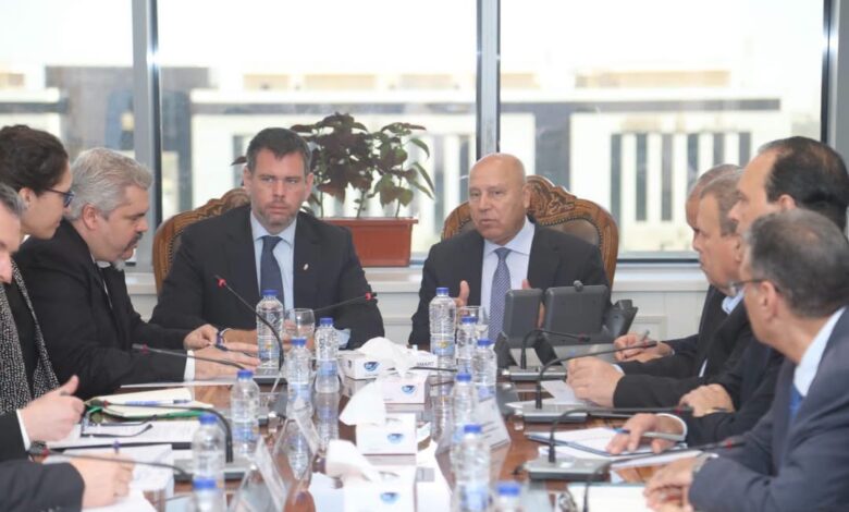 وزير النقل، الفريق مهندس كامل الزري، خلال جلسة المباحثات مع وزير النقل المجري