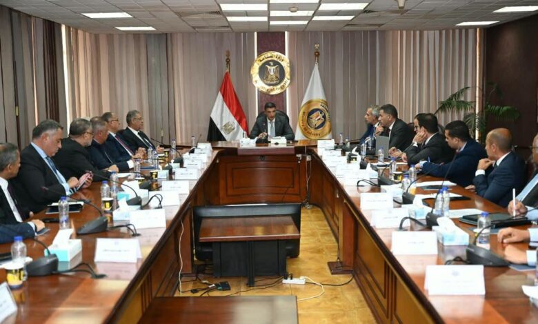 وزير الصناعة خلال لقائه بممثلي الصناعات المغذية للسيارات