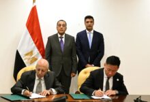 رئيس الوزراء ووزير الصناعة خلال توقيع عقد الشراكة بين BME المصرية و CATL الصينية لتدشين مصنع بطاريات السيارات