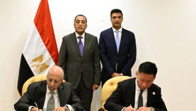 رئيس الوزراء ووزير الصناعة خلال توقيع عقد الشراكة بين BME المصرية و CATL الصينية لتدشين مصنع بطاريات السيارات