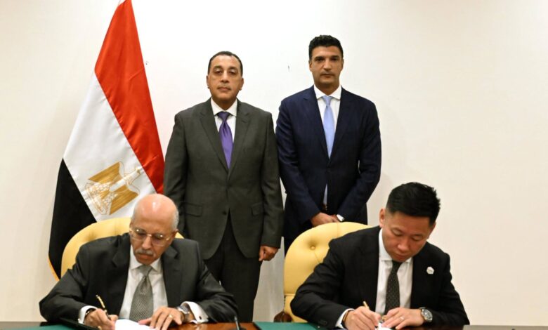 رئيس الوزراء ووزير الصناعة خلال توقيع عقد الشراكة بين BME المصرية و CATL الصينية لتدشين مصنع بطاريات السيارات