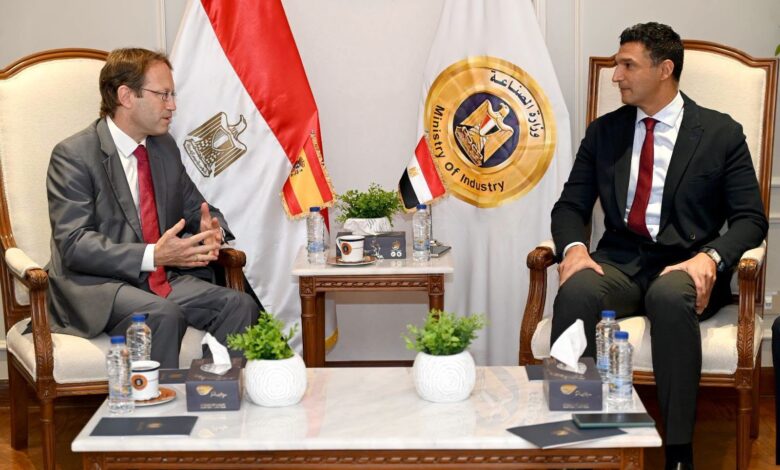 لقاء وزير الصناعة مع السفير الإسباني بالقاهرة