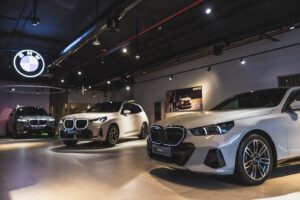 سيارات BMW داخل صالة العرض الجديدة